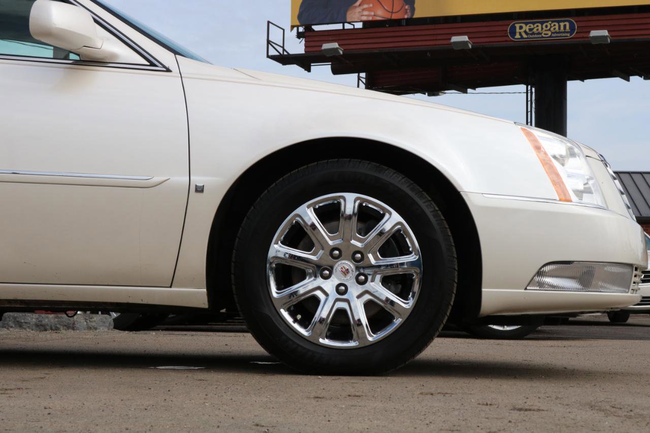 Used 2009 Cadillac DTS w/ Sun And Sound Package image 6
