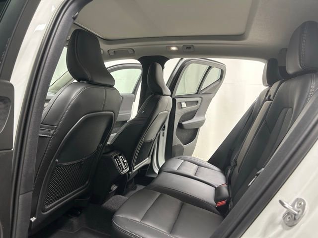 Used 2025 Volvo XC40 B5 Core AWD/4WD image 9