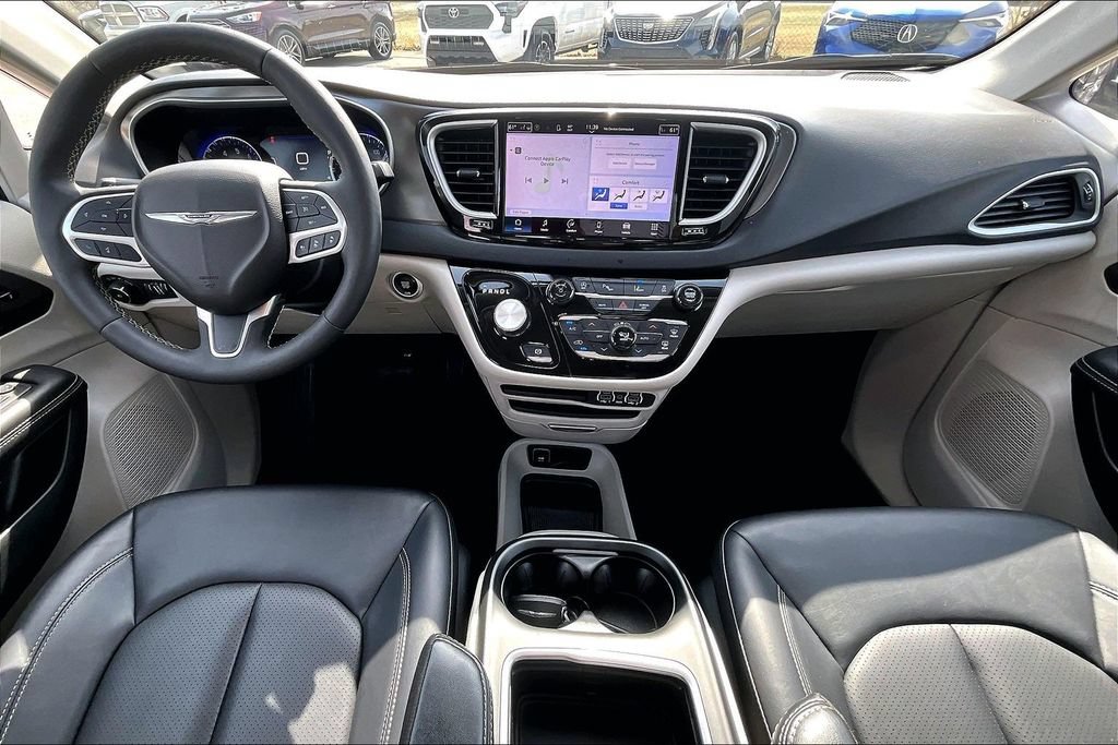 Used 2024 Chrysler Pacifica Touring-L FWD image 18
