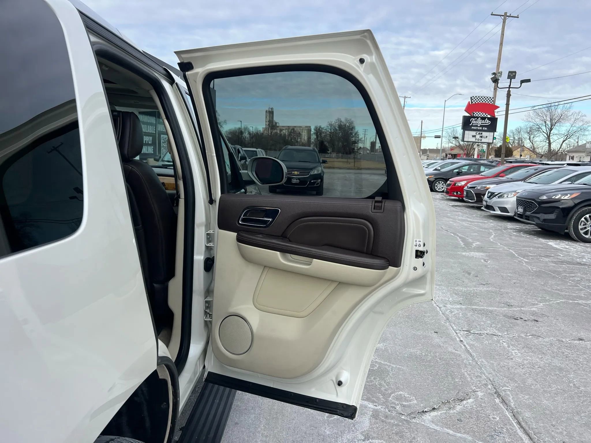 Used 2010 Cadillac Escalade Platinum image 15