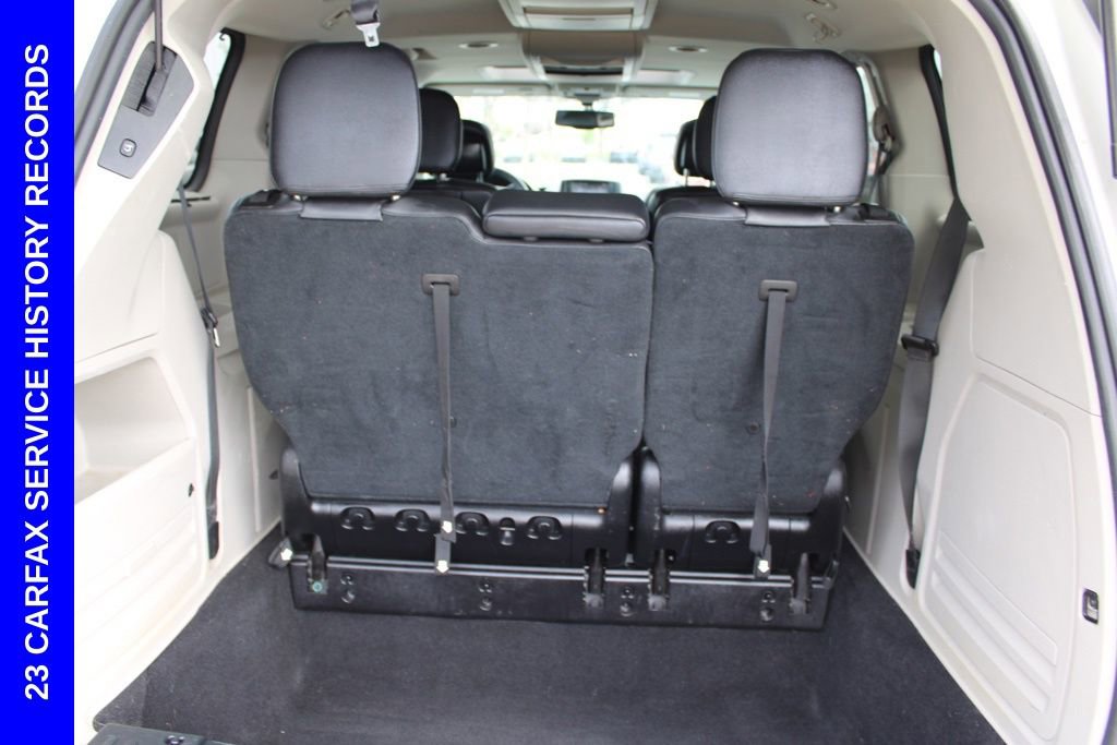 Used 2016 Chrysler Town & Country Touring-L image 10