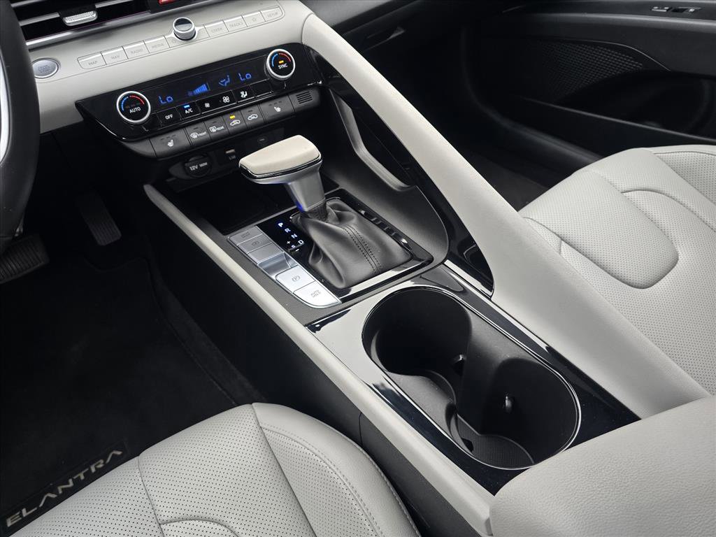 Used 2025 Hyundai Elantra Limited w/ Cargo Package image 16