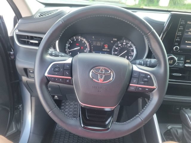 Used 2021 Toyota Highlander XLE FWD image 23