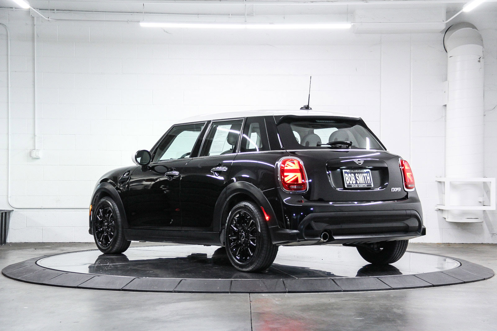 Certified 2023 MINI Cooper 4-Door Hardtop w/ Signature Upholstery Package FWD image 4