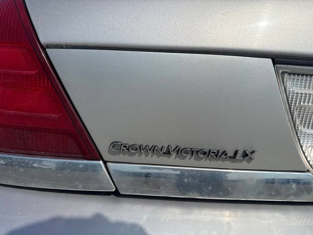 Used 2004 Ford Crown Victoria LX RWD image 8