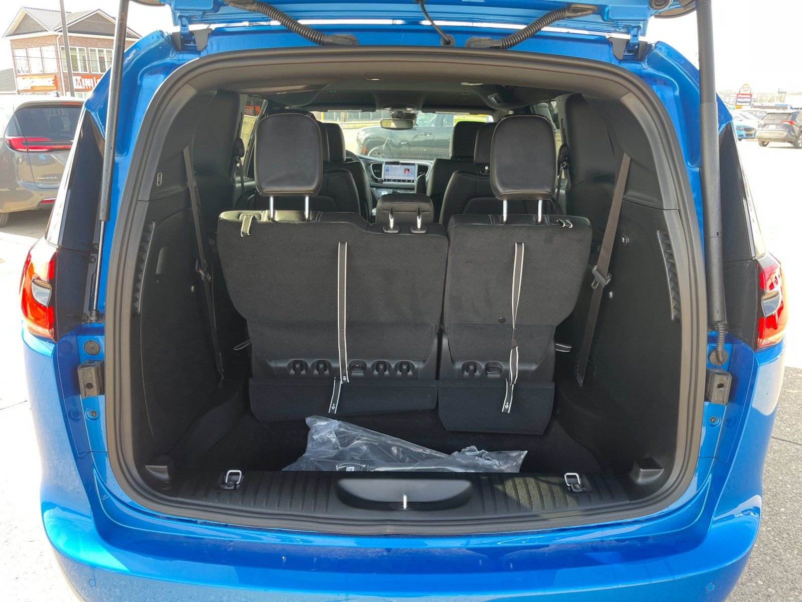 New 2026 Chrysler Pacifica Select w/ S Appearance Package image 18