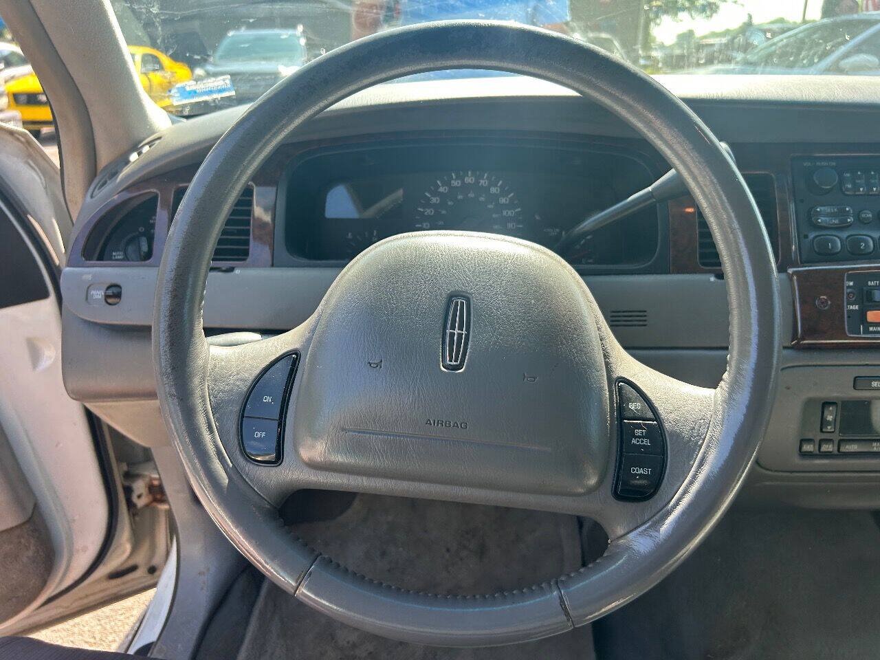 Used 1999 Lincoln Town Car Executive RWD image 11
