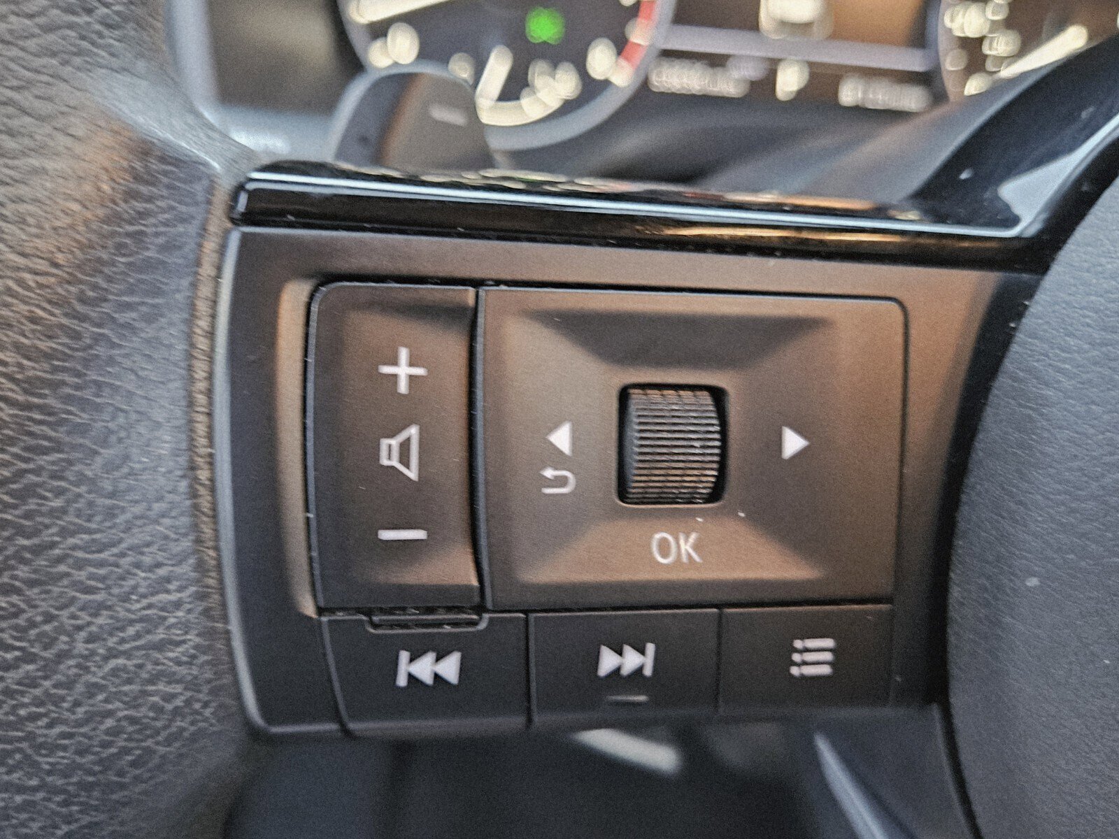 Used 2023 Nissan Rogue SV image 31