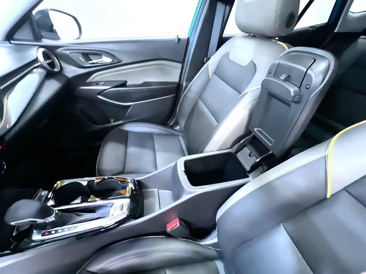 Used 2025 Chevrolet Trax ACTIV w/ Sunroof Package FWD image 28