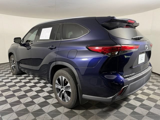 Used 2022 Toyota Highlander XLE FWD image 4
