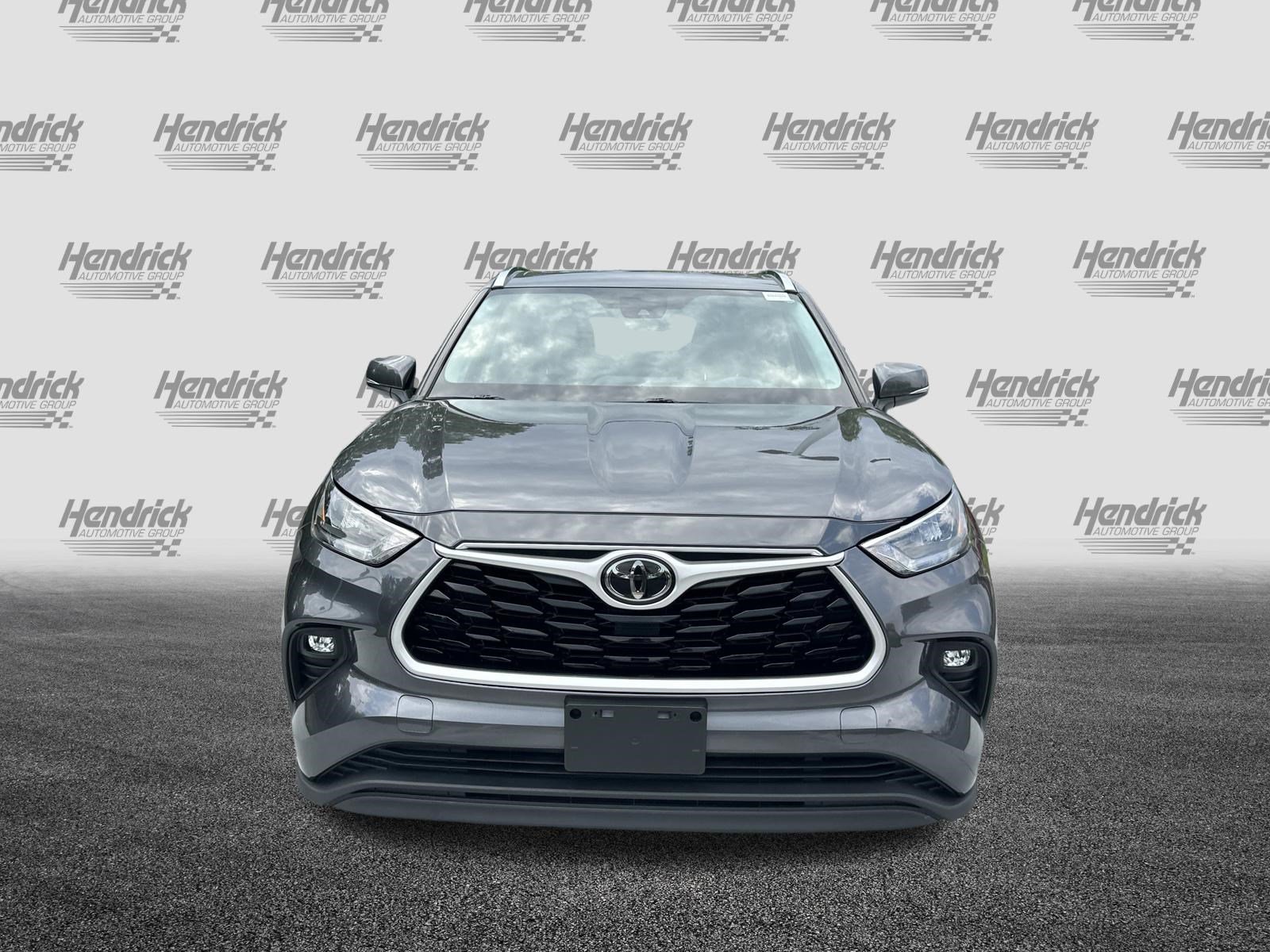 Used 2020 Toyota Highlander XLE AWD/4WD image 3