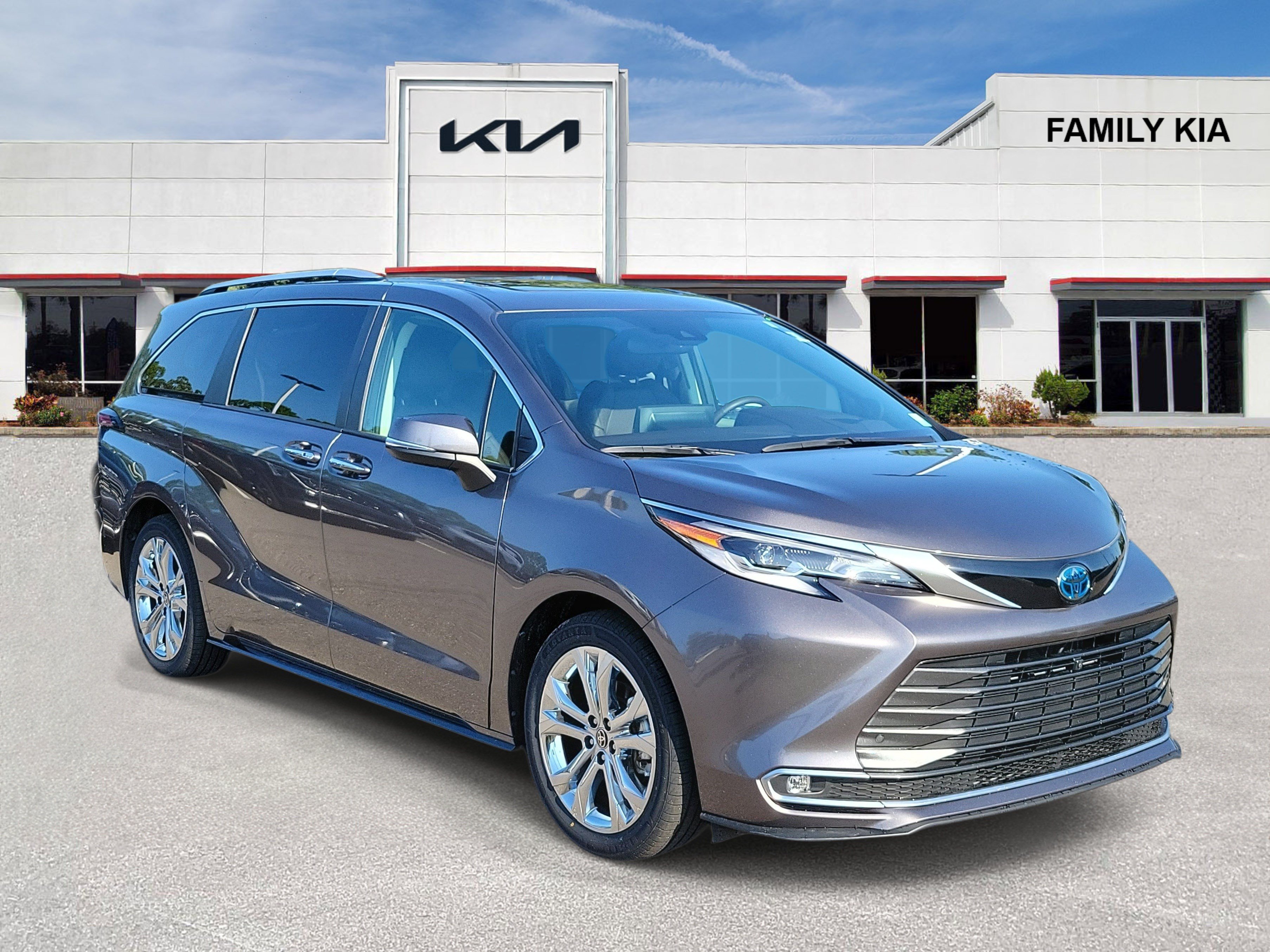 Used 2023 Toyota Sienna Platinum FWD image 1