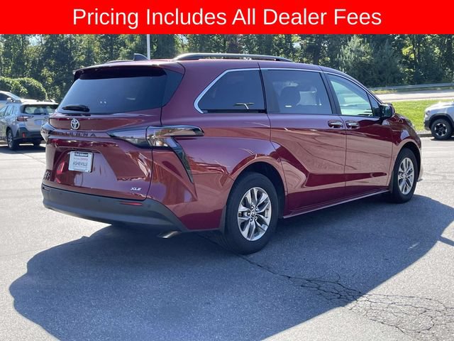 Used 2025 Toyota Sienna XLE FWD image 5
