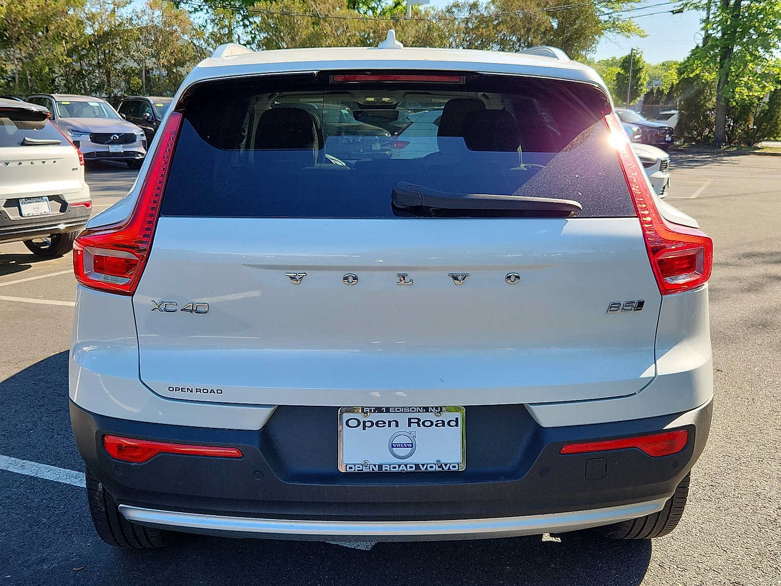 Certified 2023 Volvo XC40 B5 Plus w/ Driver Assist Package AWD/4WD image 5