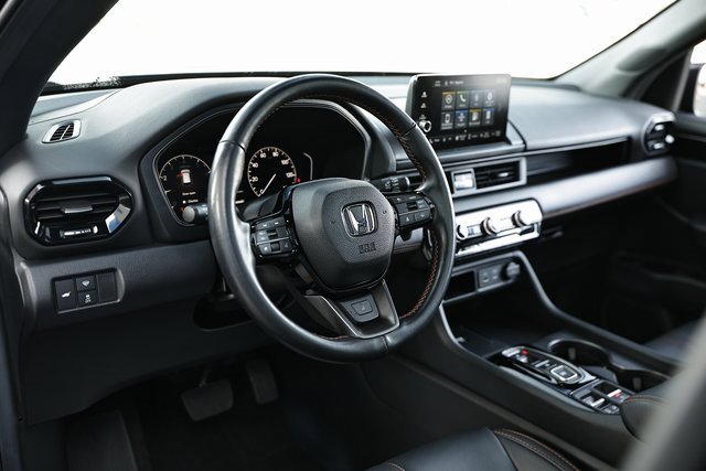 Used 2025 Honda Pilot TrailSport image 19