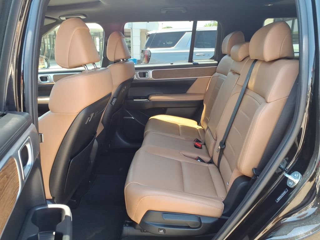 Used 2025 Hyundai Santa Fe Limited AWD/4WD image 6