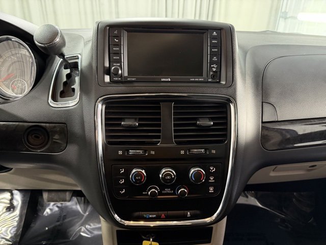Used 2018 Dodge Grand Caravan SE w/ UConnect Hands-Free Group image 14