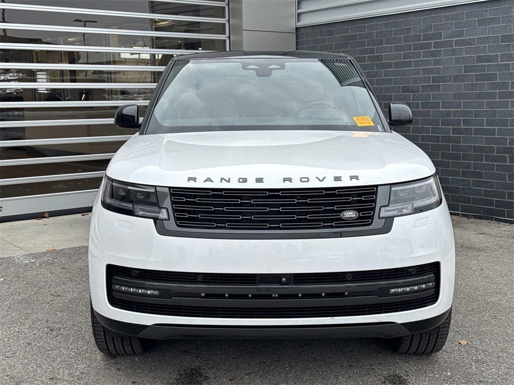 Used 2024 Land Rover Range Rover Long Wheelbase SE image 2
