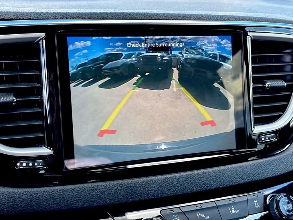 Used 2025 Chrysler Pacifica Select image 20