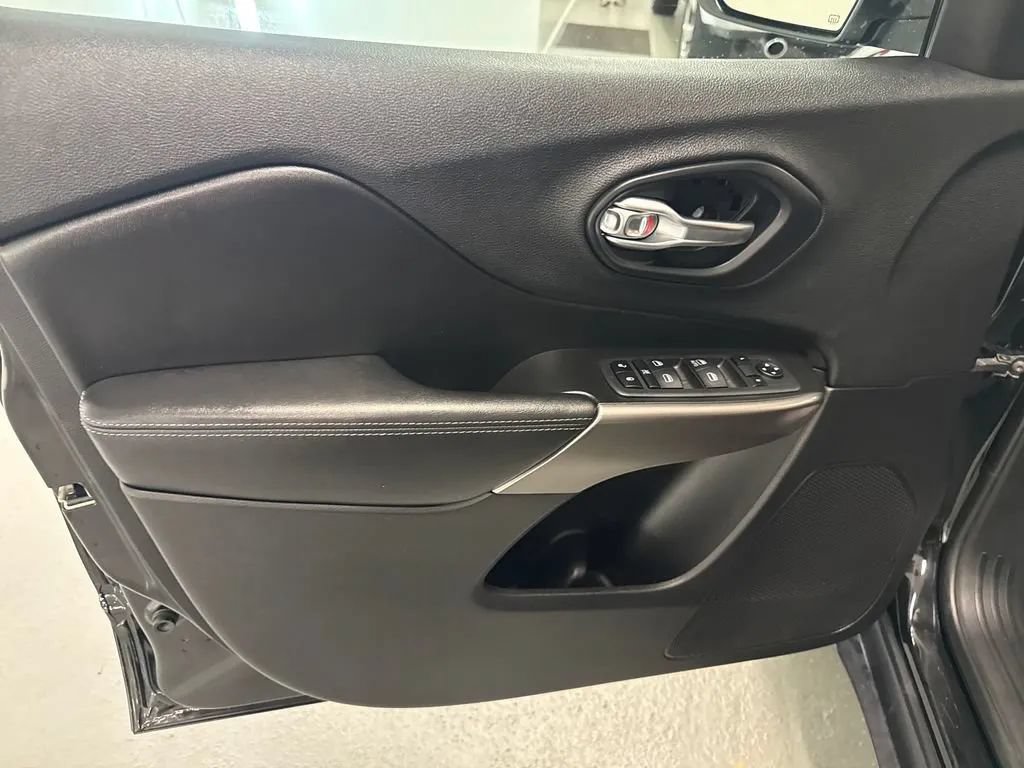 Used 2019 Jeep Cherokee Latitude w/ Popular Appearance Group FWD image 12