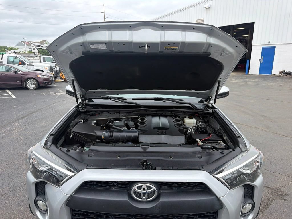 Used 2018 Toyota 4Runner SR5 AWD/4WD image 30