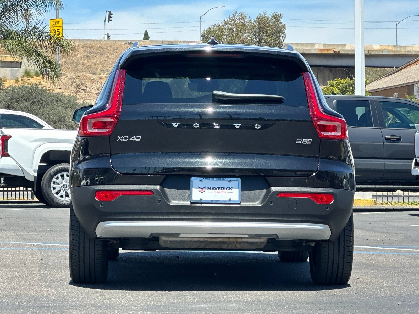 Used 2025 Volvo XC40 B5 Plus AWD/4WD image 4