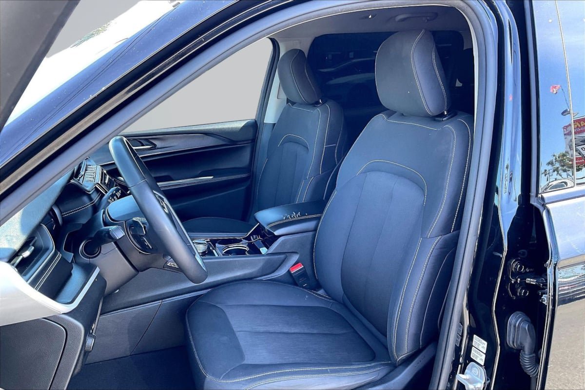 Used 2023 Jeep Grand Cherokee L Laredo w/ Luxury Tech Group I RWD image 25