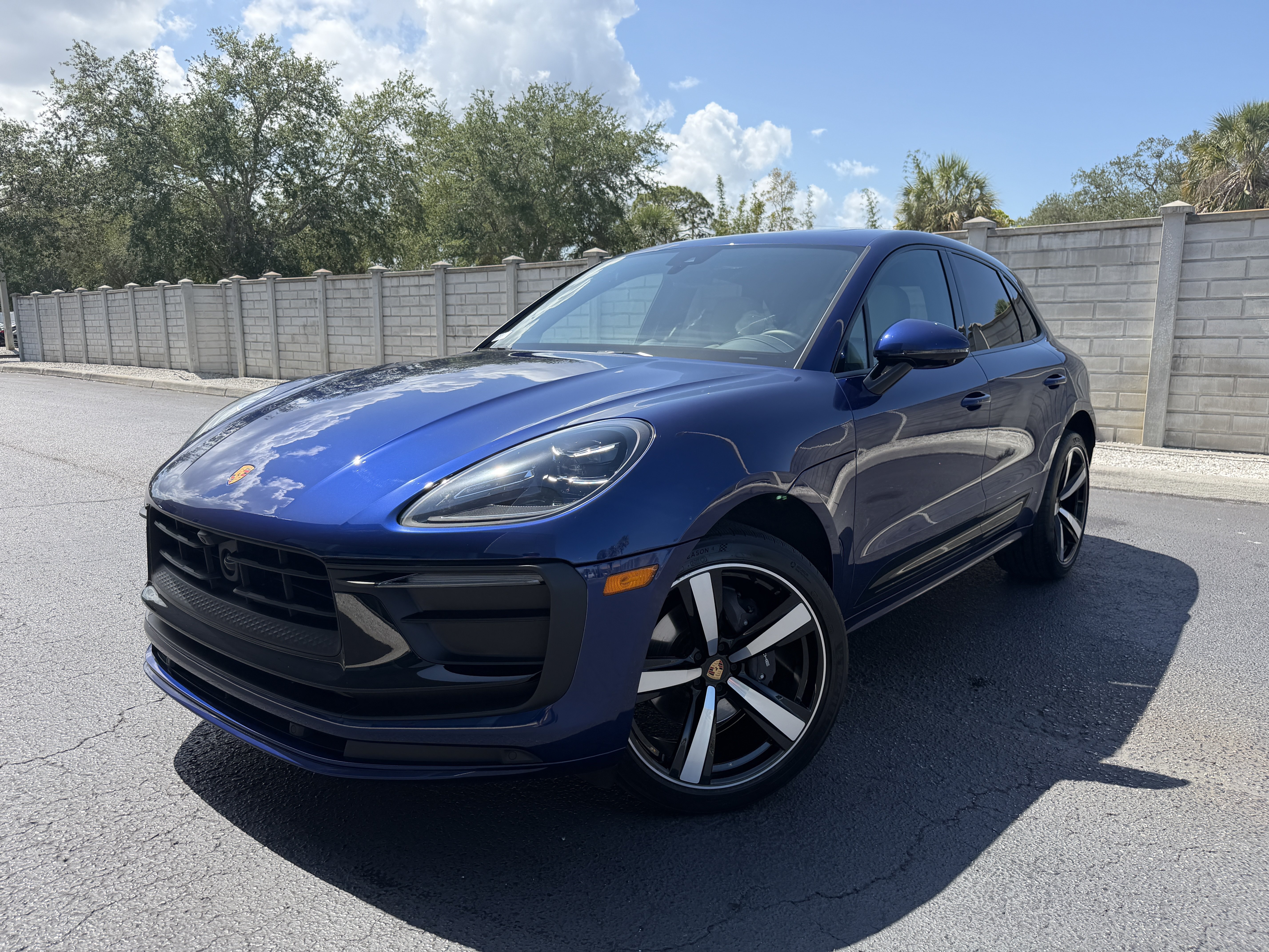 Certified 2023 Porsche Macan AWD/4WD image 1