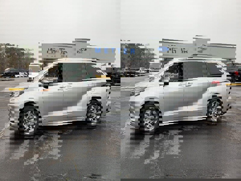 Used 2021 Toyota Sienna XLE image 4