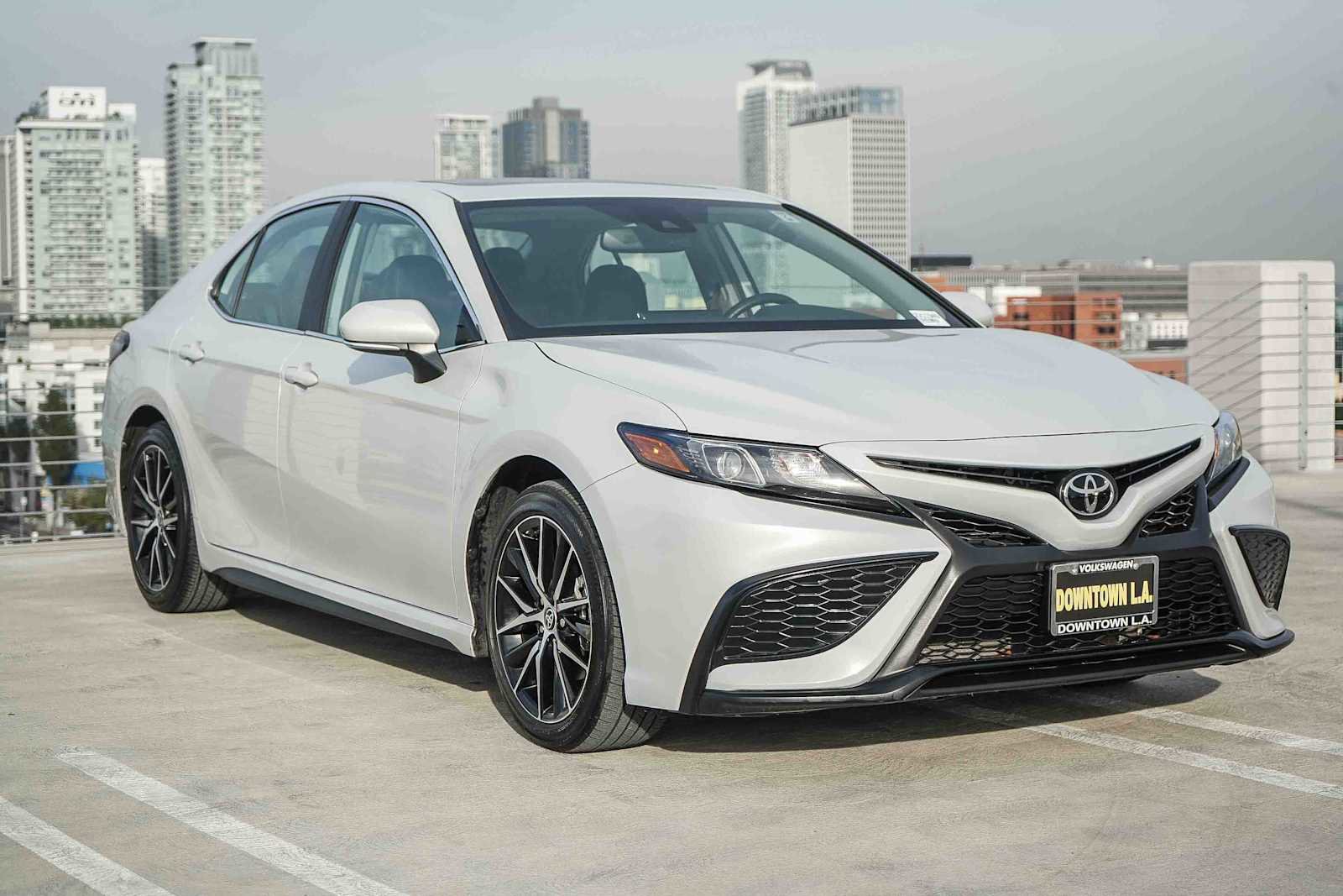 Used 2024 Toyota Camry SE image 3