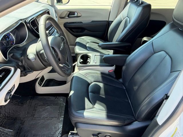 Certified 2024 Chrysler Pacifica Select image 11