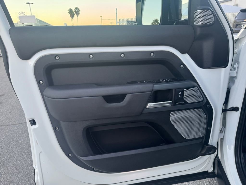 Used 2024 Land Rover Defender 130 X-Dynamic SE image 11