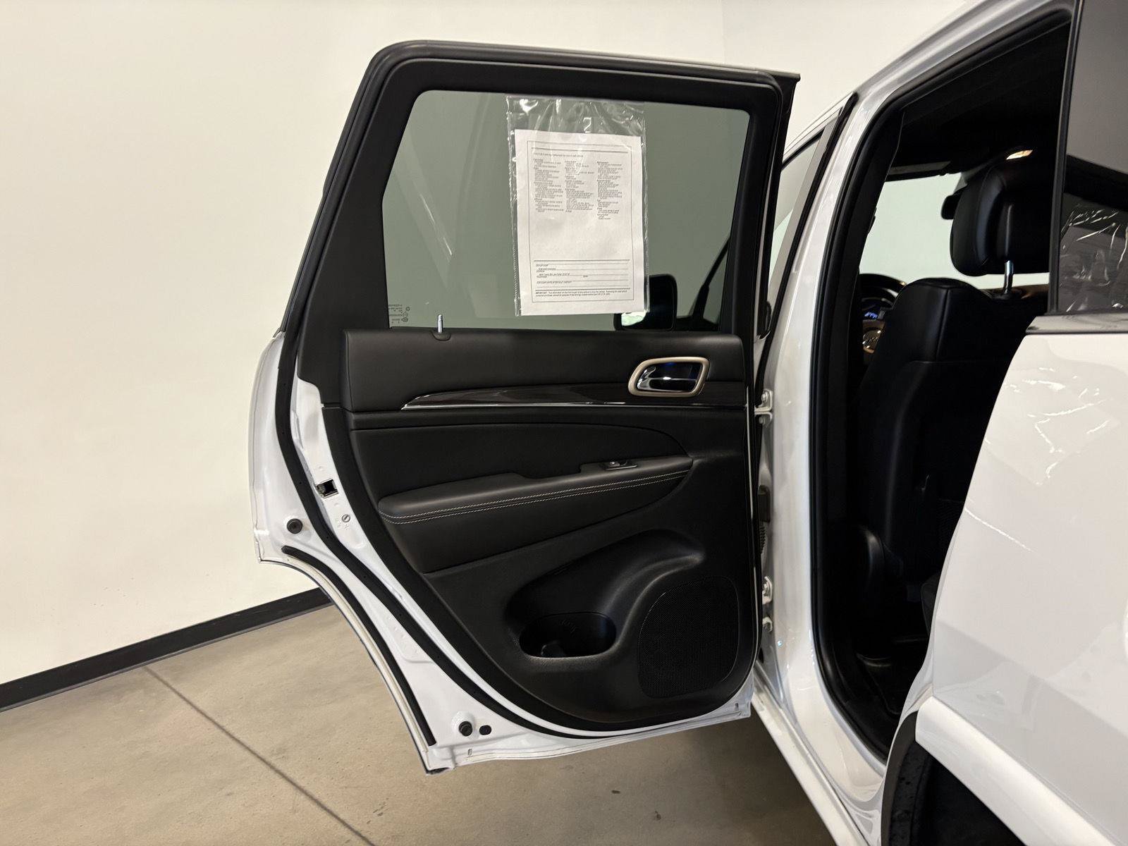 Used 2015 Jeep Grand Cherokee Overland AWD/4WD image 36