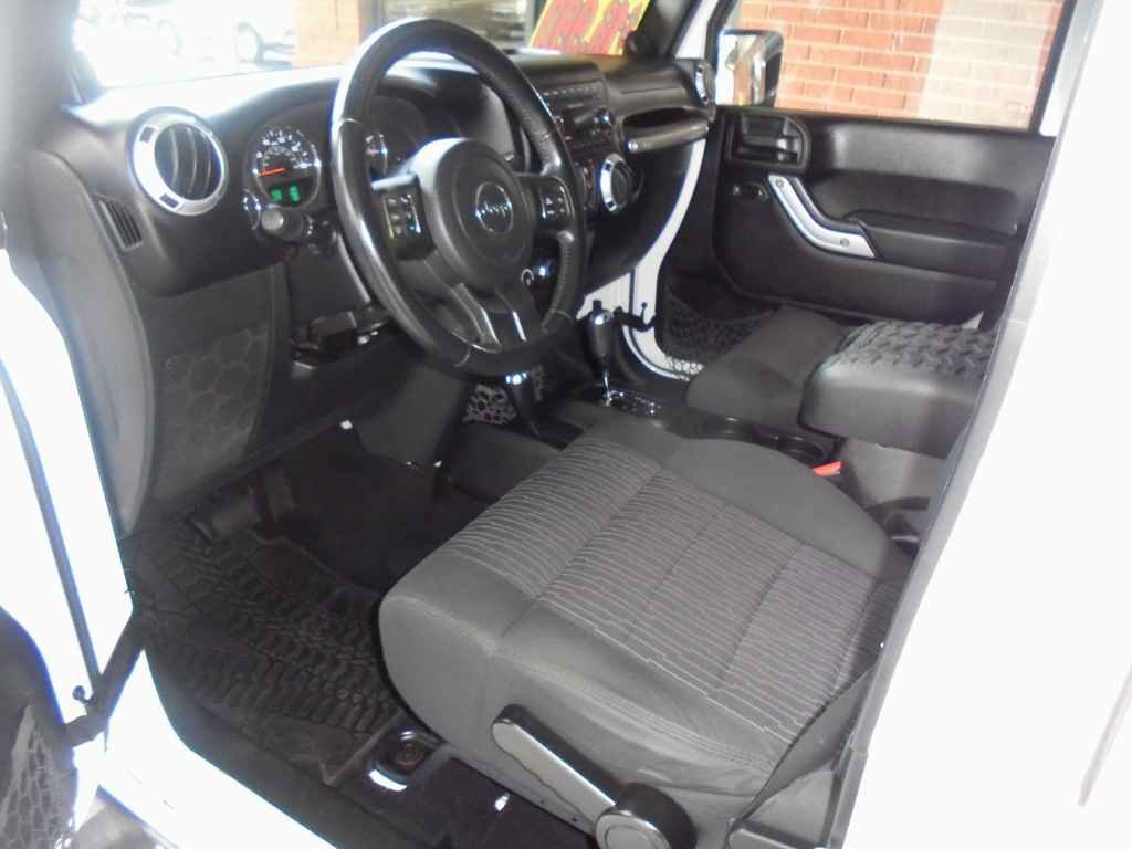 Used 2012 Jeep Wrangler Unlimited Sahara w/ Connectivity Group image 7