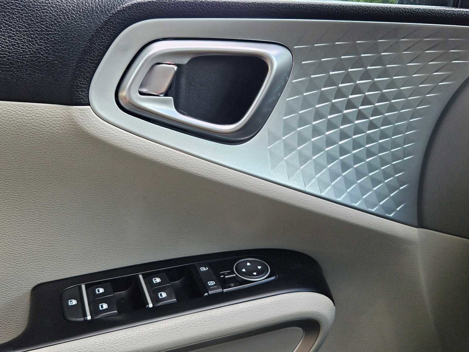 Certified 2025 Kia Soul LX FWD image 23