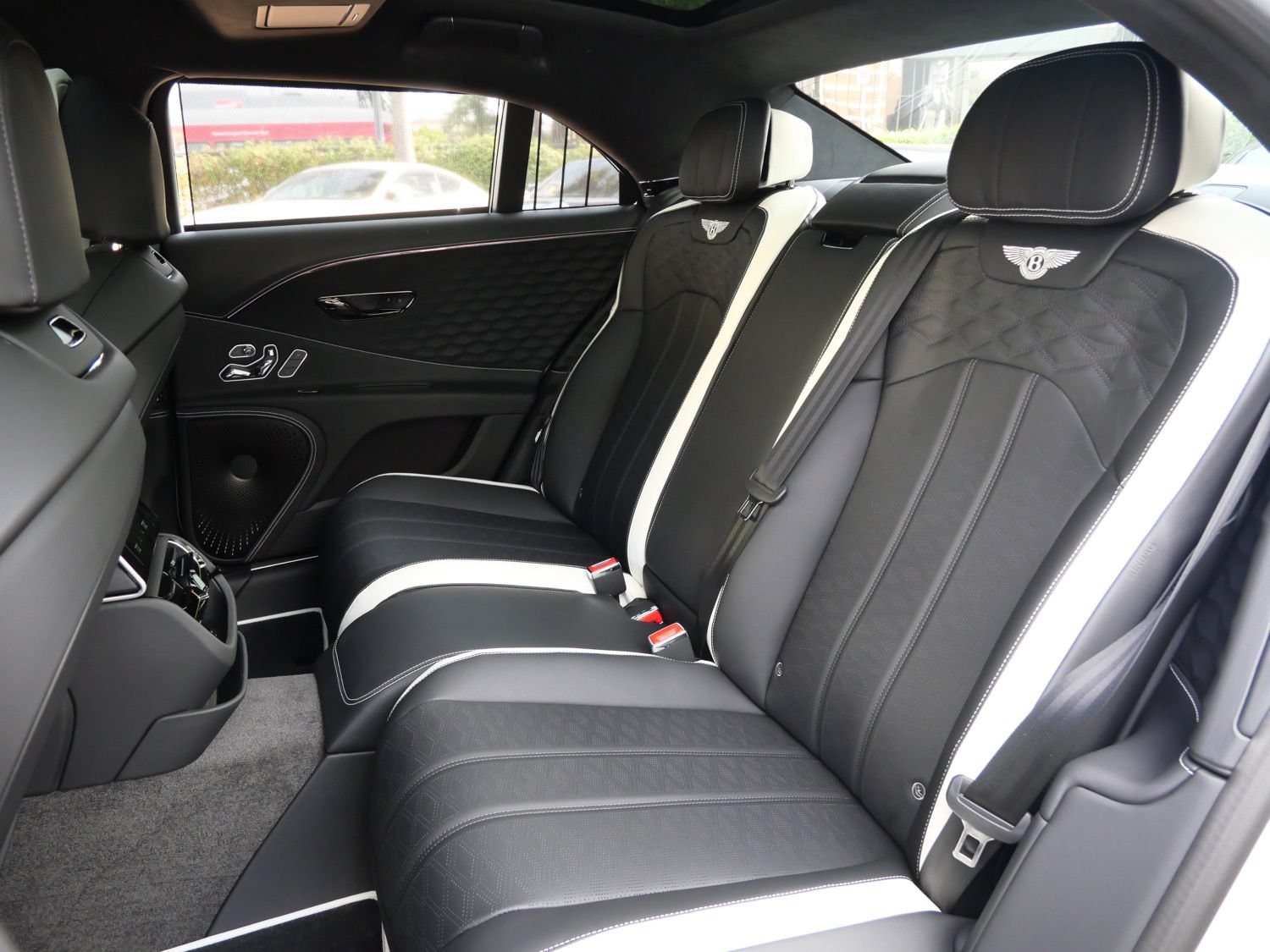 Used 2025 Bentley Flying Spur Plug-In Hybrid AWD/4WD image 15