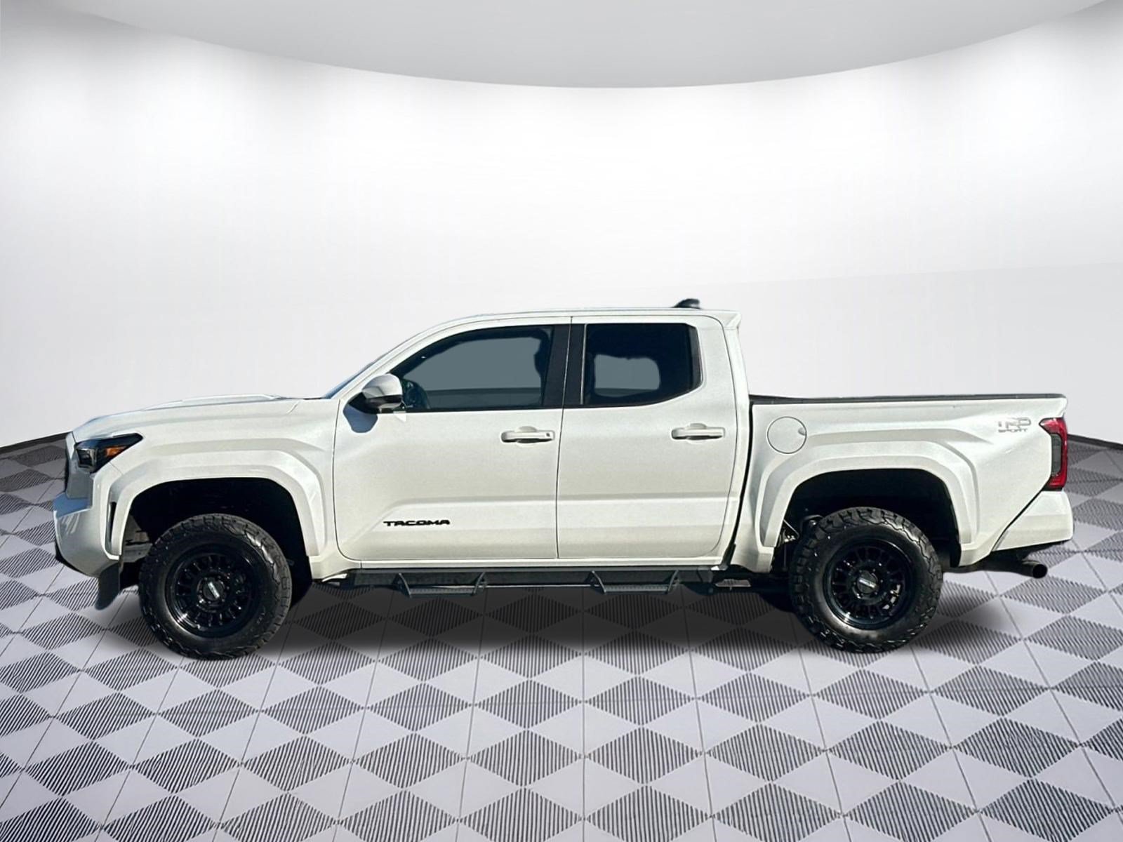 Used 2025 Toyota Tacoma TRD Sport AWD/4WD image 2
