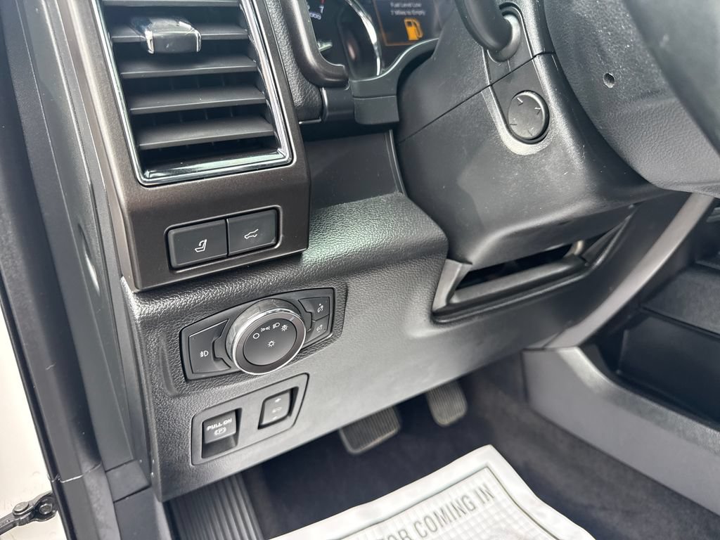 Used 2019 Ford Expedition Limited w/ Equipment Group 302A AWD/4WD image 18