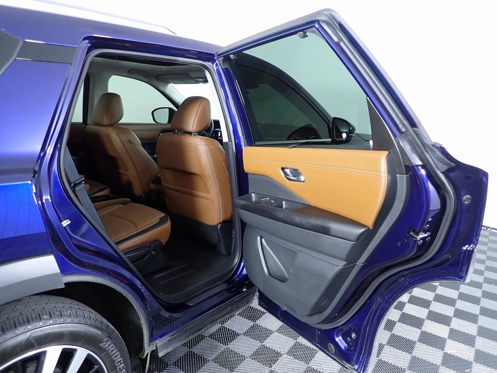 Used 2024 Nissan Pathfinder Platinum image 31