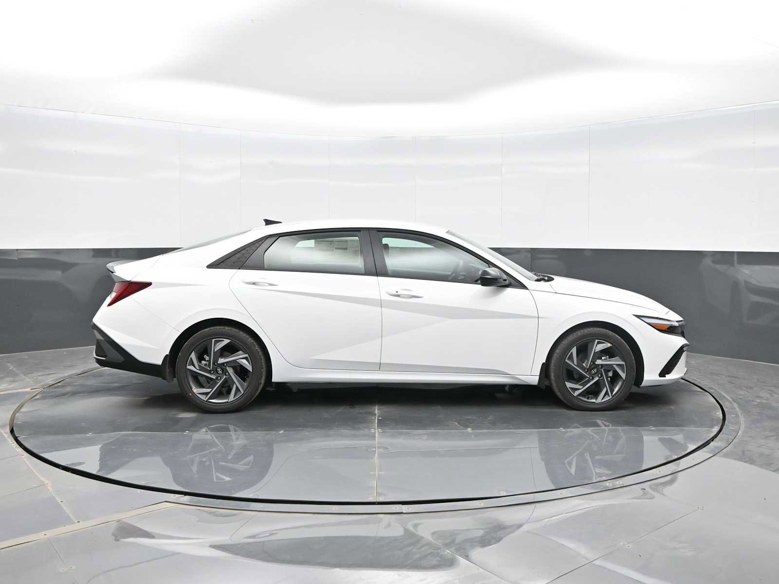 New 2025 Hyundai Elantra SEL image 9
