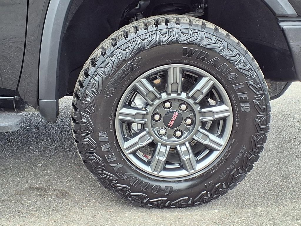 Used 2025 GMC Sierra 1500 AT4X image 9