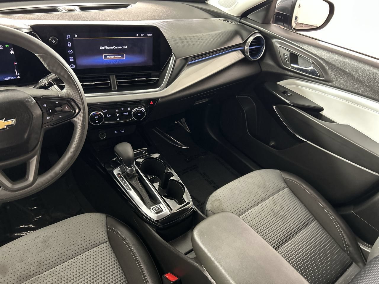 Used 2025 Chevrolet Trax LT FWD image 23
