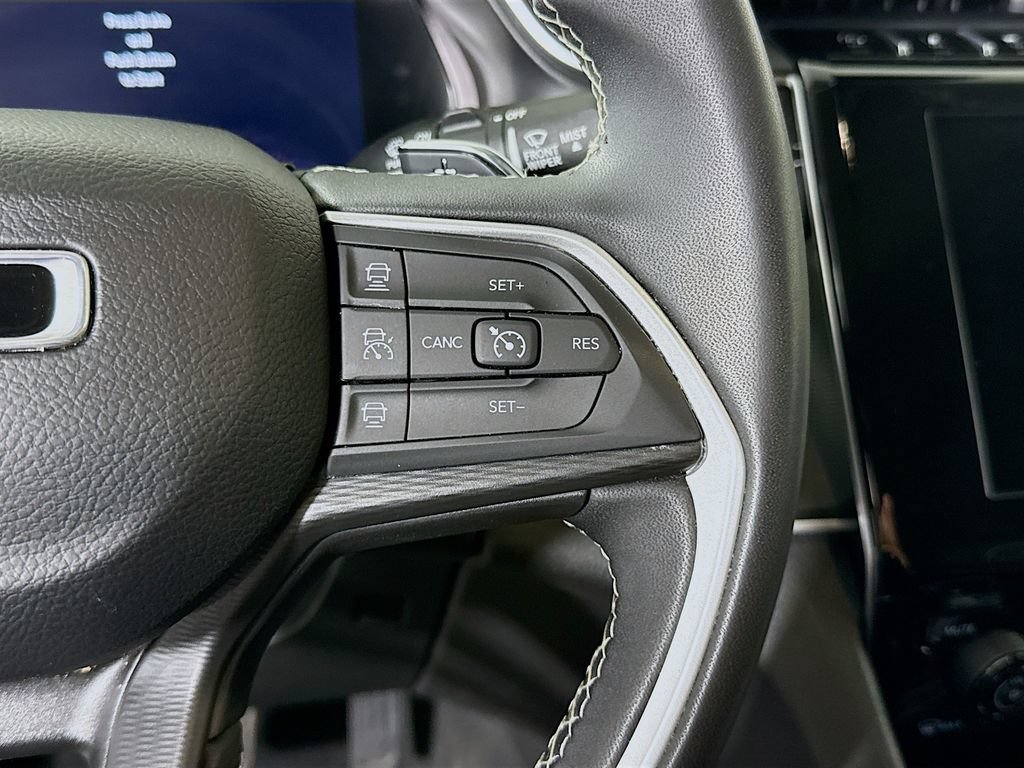 Used 2023 Jeep Grand Cherokee Laredo AWD/4WD image 21