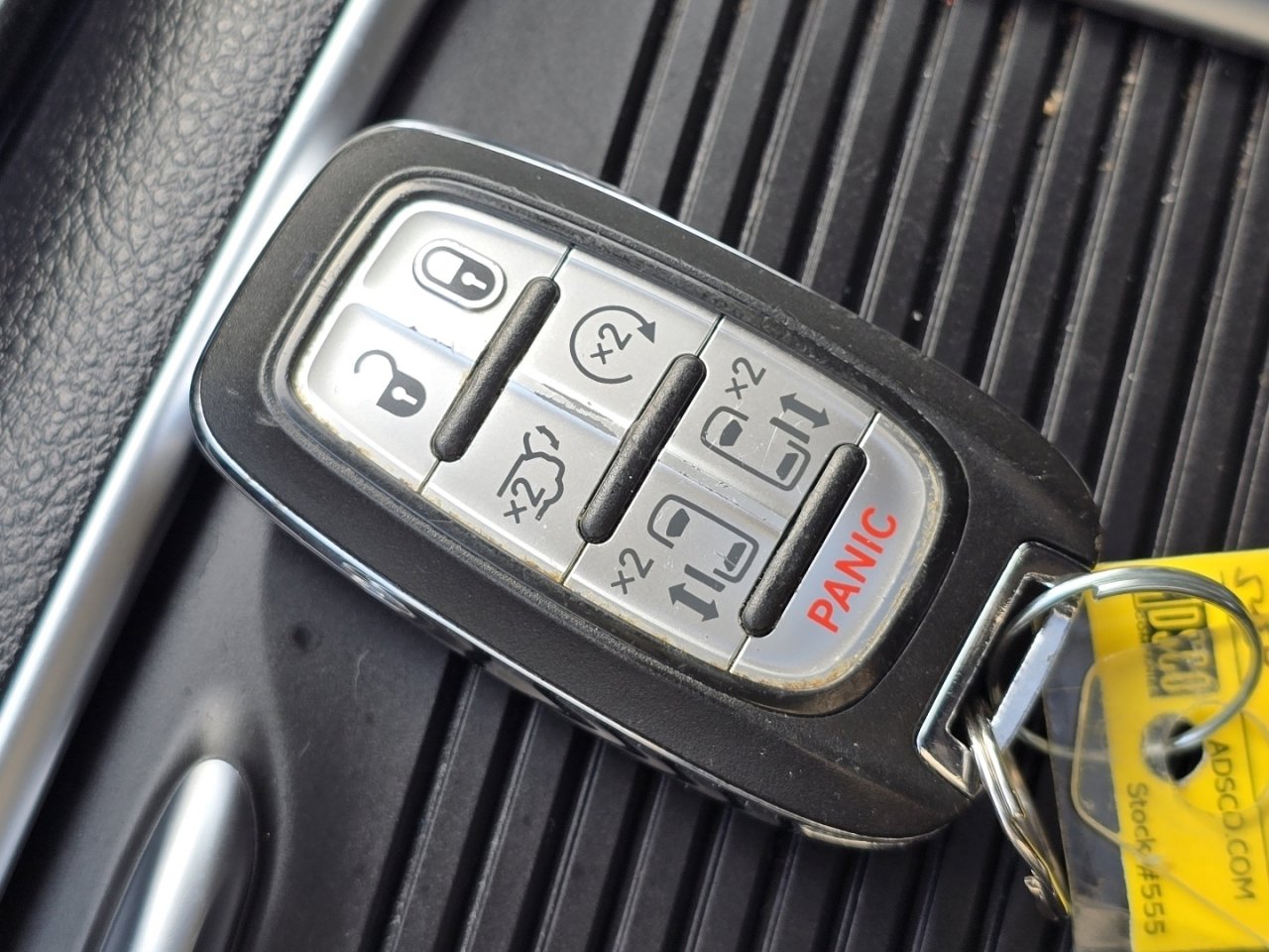 Used 2022 Chrysler Pacifica Limited w/ Uconnect Theater Family Group image 34