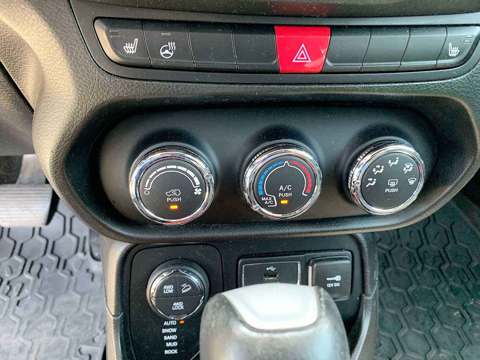 Used 2016 Jeep Renegade Trailhawk w/ Cold Weather Group AWD/4WD image 17