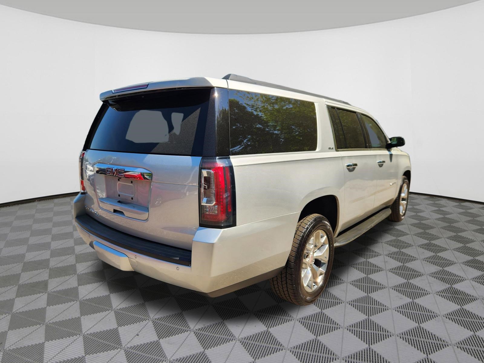 Used 2019 GMC Yukon XL SLE w/ SLE Value Package AWD/4WD image 4