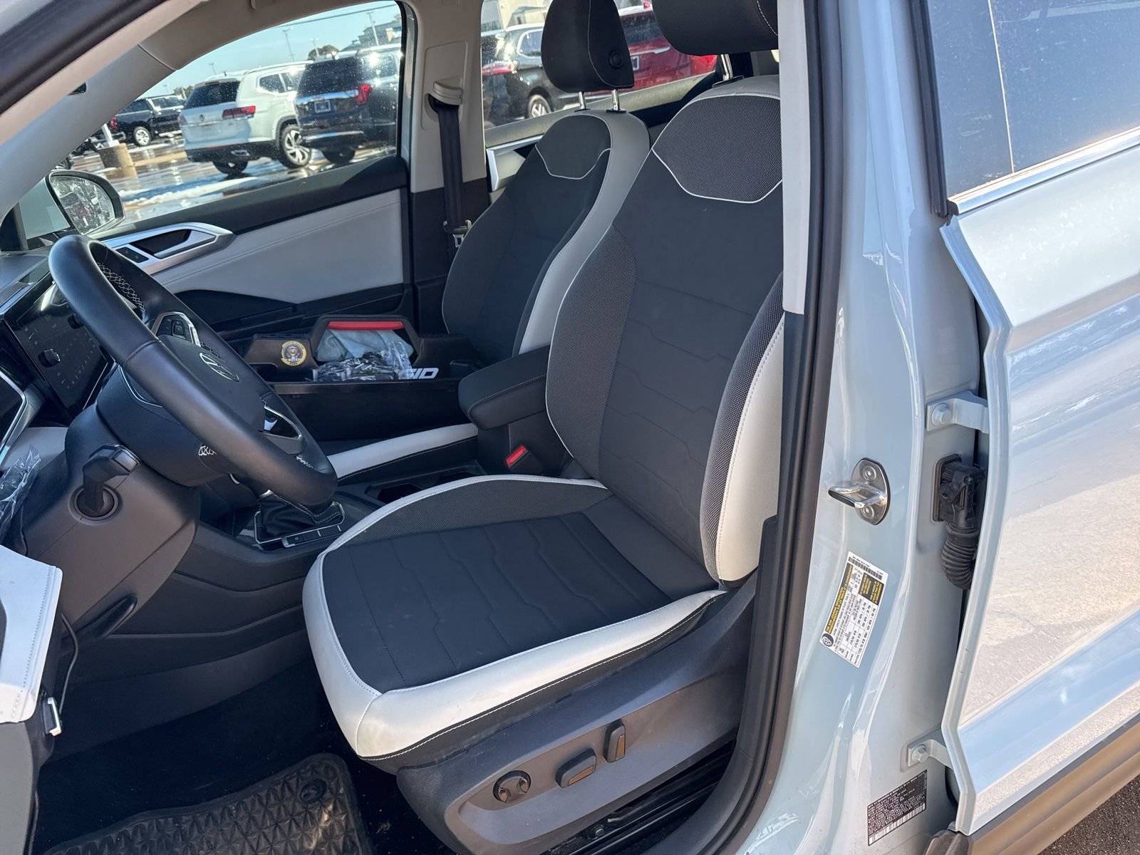 Used 2025 Volkswagen Taos SE image 11