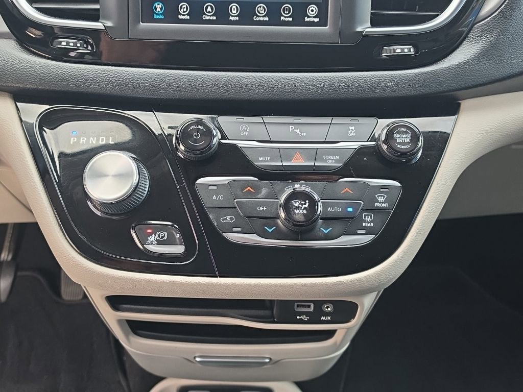 Used 2020 Chrysler Pacifica Touring-L FWD image 17