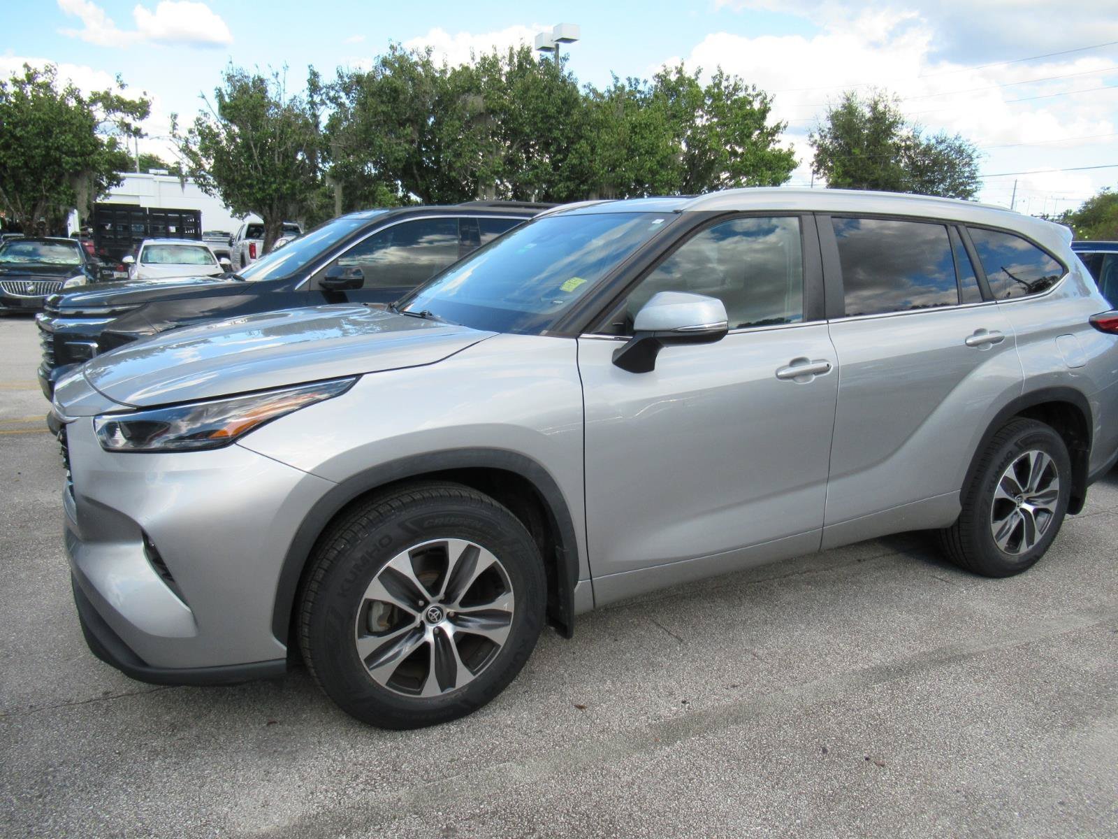 Used 2023 Toyota Highlander XLE FWD image 4