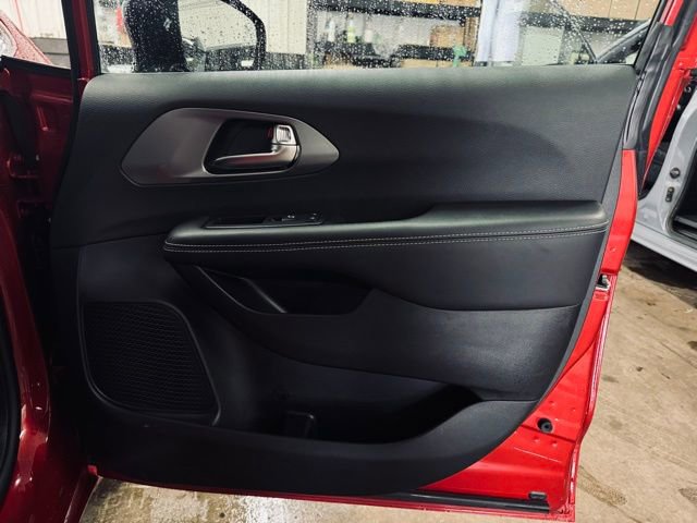 Used 2025 Chrysler Pacifica Select FWD image 15